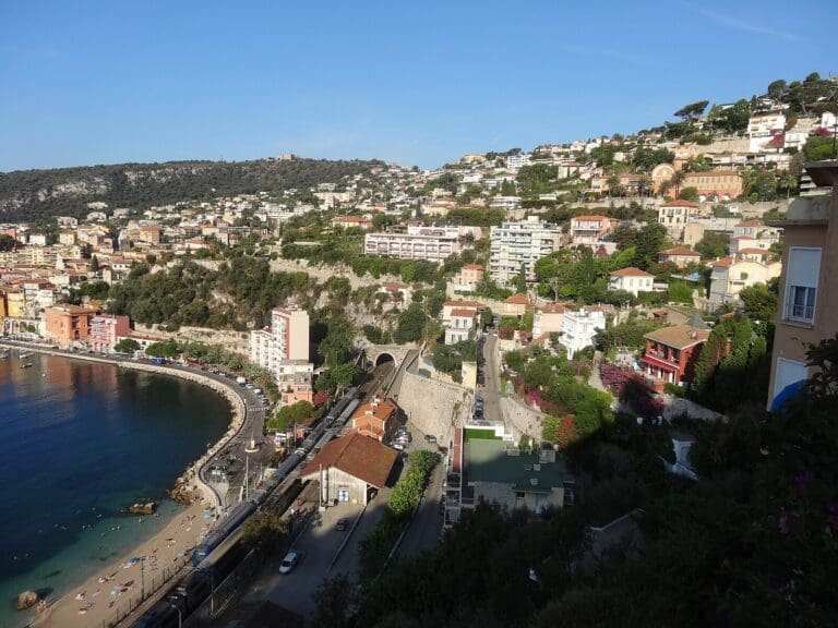 Vue panoramique de Villefranche-sur-Mer sur la Côte d'Azur, idéale pour la location saisonnière