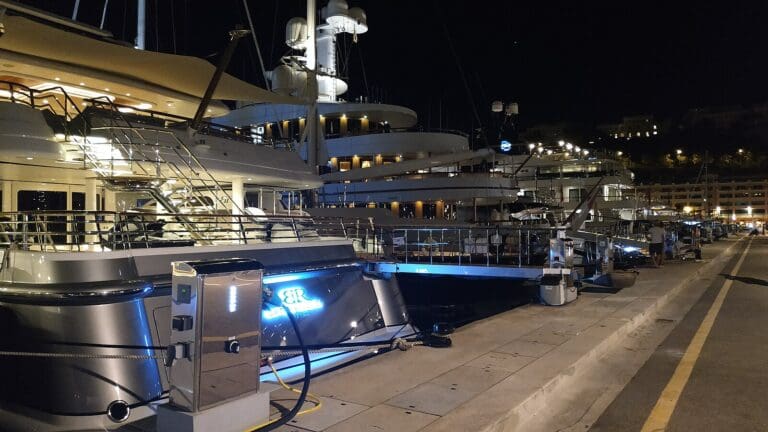 Yachts amarrés dans le Port Hercule de Monaco lors des événements estivaux de la Côte d'Azur
