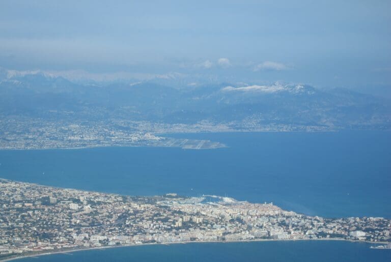Vue aérienne de Nice et de la Côte d'Azur, marché de la location saisonnière et optimisation fiscale